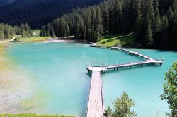 L'acqua trasparente del lago de La Rosiere nei pressi di Courchevel, Francia. A fare da cornice foreste e montagne.
