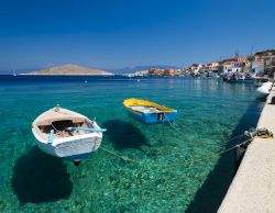 L'acqua trasparente e cristallina dell'Egeo lambisce l'isola di Chalki, Grecia.

