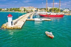 L'acqua turichese del porto cittadino di Zara, Croazia.



