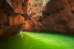 L'acqua verde smeraldo del fiume Sao Francisco all'interno di un canyon, Alagoas, Brasile.

