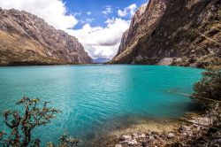 L'acqua verde smeraldo di un lago nel Parco Nazionale di Huaraz, Perù. Questo splendido bacino lacustre è incastonato fra le montagne.

