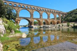 L'acquedotto romano del Pont du Gard nei pressi di Nimes, Francia. Patrimonio mondiale Unesco, costituito da tre serie di arcate raggiunge 49 metri di altezza e 275 di lunghezza.
