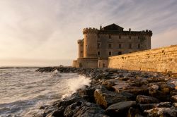 Ladispoli, Lazio: vista al tramonto del Castello Palo-Odescalchi ad est della città del Lazio