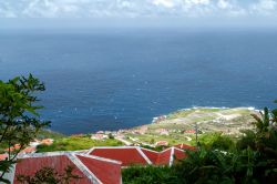 L'aeroporto dell'isola di Saba, Caraibi. Lunga appena 400 metri, la pista di questo scalo aeroportuale è una delle più corte al mondo. Da un lato l'aeroporto è ...