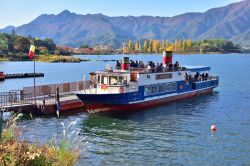 Il lago Kawaguchi è uno dei cinque bacini lacustri meta di visite turistiche ella prefettura di Yamanashi in Giappone - © NorGal / Shutterstock.com 