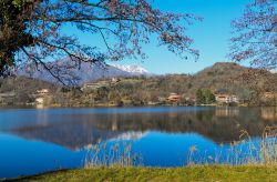 Il Lago Sirio si trova nei dintorni di Ivrea (Piemonte) ed è uno dei 5 laghi glaciali della zona  - © Erick Margarita Images / Shutterstock.com