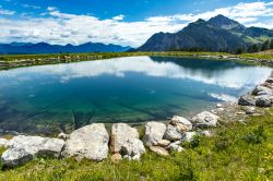 Lago alpino fra i monti di Nassfeld, Hermagor, Carinzia.

