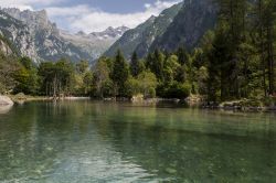 Il lago alpino nella Val di Mello, Lombardia. E' circondata da montagne di granito e foreste di alberi: dagli amanti della natura è ribattezzata Yosemite Valley - © Naeblys / ...