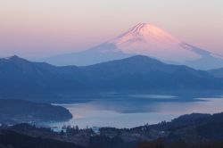 Panorama invernale sul lago Ashinoko e Fujiyama a Hakone, Giappone - Suggestivo in estate quanto in inverno, con la cima innevata per dieci mesi l'anno, il monte Fuji è, assieme al ...