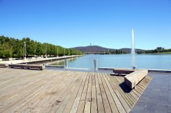 Lago Burley Griffin a Canberra, Australia - Una distesa d'acqua meravigliosa che, quando si apre alla bella stagione dandole il benvenuto in tutta la sua lucentezza, regala al panorama una ...