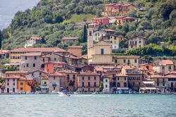Lago d'Iseo, Lombardia - Principale attività del Sebino è il turismo: frequentato praticamente tutto l'anno, questo bacino lacustre ha il suo periodo migliore da maggio ...