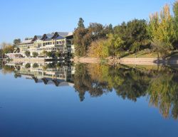 Il lago del General San Martin Park di Mendoza, Argentina. Fotografato in autunno, questo parco è il più grande della città ed è frequentato da chi è alla ...