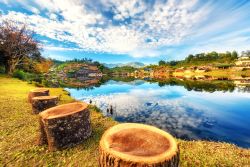 Il lago del Rak Thai Village con le montagne sullo sfondo nel distretto di Pai, Mae Hong Son, Thailandia.




