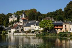 Il lago di Pierrefonds fornisce un tocco di bellezza aggiuntivo all'omonimo borgo della Piccardia, nel nord-est della Francia - © Pack-Shot / Shutterstock.com