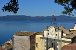 Il Lago di Bracciano fotografato dalle antiche mura medievali di Anguillara Sabazia, provincia di Roma, Lazio.

