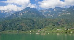 Lago di Caldaro visto dall'alto, Trentino Alto Adige. La natura si rispecchia nelle acque cristalline di questo bacino lacustre del Sud Tirolo, nei pressi di Merano.



