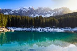 Il lago di Carezza e il gruppo del Latemar, siamo in inverno nella Val d Ega, in Trentino Alto Adige - © Frank Fischbach / Shutterstock.com