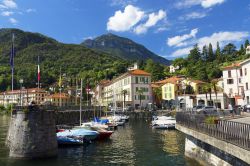 Lago di Como a Menaggio, Lombardia. Il grazioso porticciolo di questa cittadina della provincia di Como accoglie barche e yatch - © Mikadun / Shutterstock.com