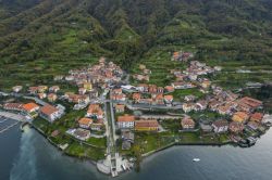 Lago di Como, Lombardia: in volo sulla cittadina di Lezzeno in Lombardia - © www.triangololariano.it