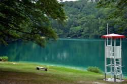 Lago di Lamar, Trentino. La torretta di salvataggio sulla spiaggia.