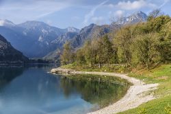 Il lago di Ledro non lontano da Riva del Garda in Trentino - © Luca Giubertoni / Shutterstock.com