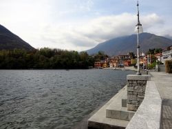 Il lago di Mergozzo, Verbano-Cusio-Ossola, Piemonte. La sua lunghezza massima è di circa 2,5 km, la larghezza poco più di uno.



