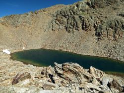 Uno dei laghi di Saldura nei pressi di Maso Corto, Val Senales. Situata ad un'altitudine di 2.000 metri, alla fine della valle, questa località consente la pratica dello sci per la ...