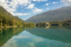 Lago di Santa Massenza in Trentino, comune di Vallelaghi - © sasimoto / Shutterstock.com