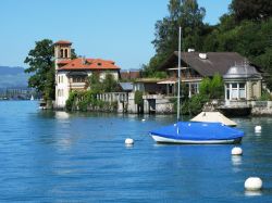 Le placide acque del Lago di Thun presso Oberhofen am Thunersee, nel Canton Berna, in Svizzera - © 40777774 / Shutterstock.com