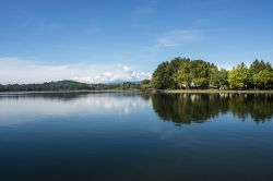 Lago di Varese vicino a Gavirate, Lombardia - © Horst Lieber / Shutterstock.com