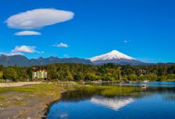 Pucon è famosa per il suo splendido vulcano, il Villarrica che si riflette in modo spettacolare sulle acque dell'omonimo lago - © Hugo Brizard / Shutterstock.com