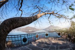 Il lago Fateh Sagar e la cittadina di Udaipur visti dal parco Nehru, Rajasthan, India.



