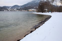 Il lago Fuschl d'inverno, Austria. Questo pittoresco lago si trova nell'antico territorio del Salzkammergut che comprende il Salisburghese e la Stiria.
