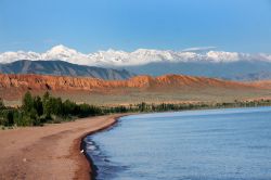 Il lago Issyk-Kul in Kyrgyzstan, uno dei più profondi al mondo - © Novoselov / Shutterstock.com