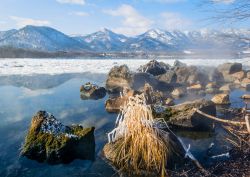 Il lago Kusshaaro in inverno, Hokkaido, Giappone. Situato nel parco nazionale Akan, questo bacino è l'unico di tutto il Giappone ad avere la superficie completamente ghiacciata in ...