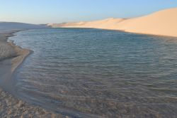 Maranhao, Brasile: l'acqua di un lago illuminata dalla luce del sole nel tardo pomeriggio all'interno dei Lençois Maranhenses.