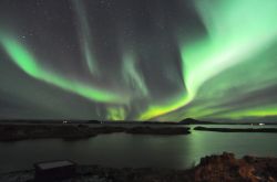 Una magnifica Aurora boreale fotografata dalle rive meridionali del lago Myvatn in Islanda