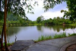 Lago presso Gua Tempurung: questo laghetto si trova proprio di fronte all'ingresso della grotta, adiacente all'area campeggio. È sfruttato anche come area divertimenti: è ...