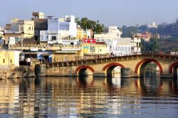 Il lago Pichola e la città di Udaipur, Rajasthan, India. Realizzato nel 1362, questo bacino artificiale ha preso il nome dal vicino villaggio di Pichola. Nel lago vi sono alcune isole ...