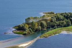 Lago Plav fotografato dall'alto, Montenegro. Una spettacolare vista aerea di questo bacino lacustre in cui è perfettamente inserita la città turistica.
