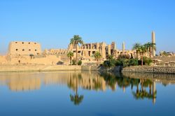 Il Lago Sacro al Tempio di Karnak di Luxor, Egitto. Misura 120 x 77 metri e serviva ai sacerdoti per la purificazione - © suronin / Shutterstock.com