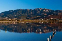 Panorama di un lago salato nel villaggio di Tigaki, isola di Kos, Grecia. Situato sulla costa nord dell'isola, ad appena 12 km dalla città di Kos, questo borgo era anticamente un ...