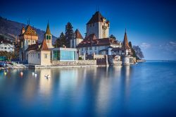 Il lago Thun ed il Castello di Oberhofen am Thunersee in Svizzera: siamo nel Canton Berna, e questa costruzione medievale è uno degli edifici storici più famosi della ...