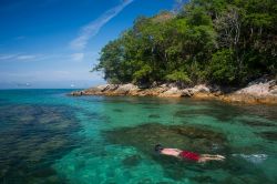 Lagoa Azul (Blue Lagoon) a Ilha Grande, Brasile: un ragazzo intento a fare snorkeling. 
