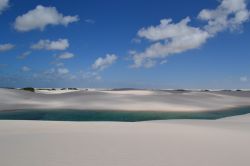 Una lagoa dei Lençois, incastonata tra i cordoni di dune di sabbia dello stato di Maranhao, nel Brasile nordorientale.