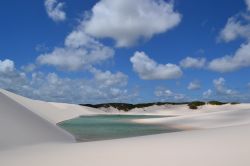 Lagoa Preguiças: all'interno del Parco Nazionale dei Lençois Maranhenses, (Stato di Maranhao, Brasile), al termine della stagione della piogge (circa a giugno) le conche tra ...