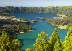 Lagoa das Sete Cidades sull'isola di Sao Miguel nelle Azzorre, Portogallo. Si tratta in realtà di due piccoli laghi collegati fra di loro da uno stretto attraversato da un ponte. ...