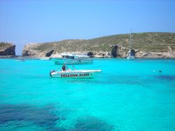 Laguna Blu di Comino, Malta - Altro nome non sarebbe più azzeccato. In questa immagine, l'azzurro intenso delle acque maltesi della Laguna Blu in cui tuffarsi per andare alla scoperta ...