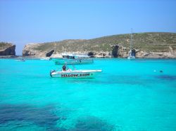 Laguna Blu di Comino, Malta - Altro nome non sarebbe più azzeccato. In questa immagine, l'azzurro intenso delle acque maltesi della Laguna Blu in cui tuffarsi per andare alla scoperta ...