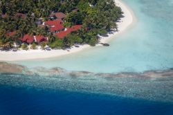 La laguna e la barriera corallina di un'isola dell'Atollo di Malé Nord, uno dei più visitati dell'arcipelago delle Maldive - foto © Shutterstock.com
